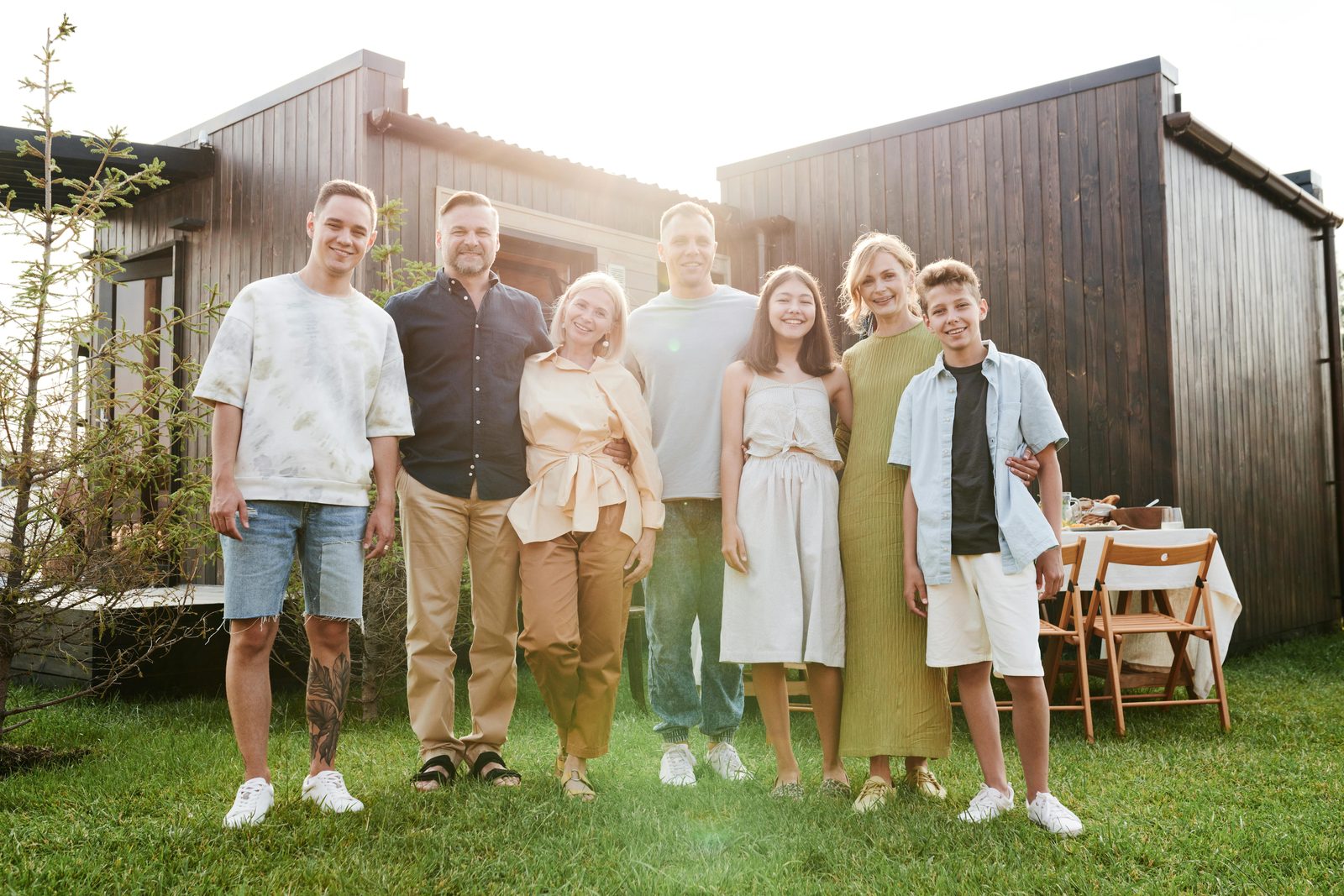 Familia en el jardín de su casa