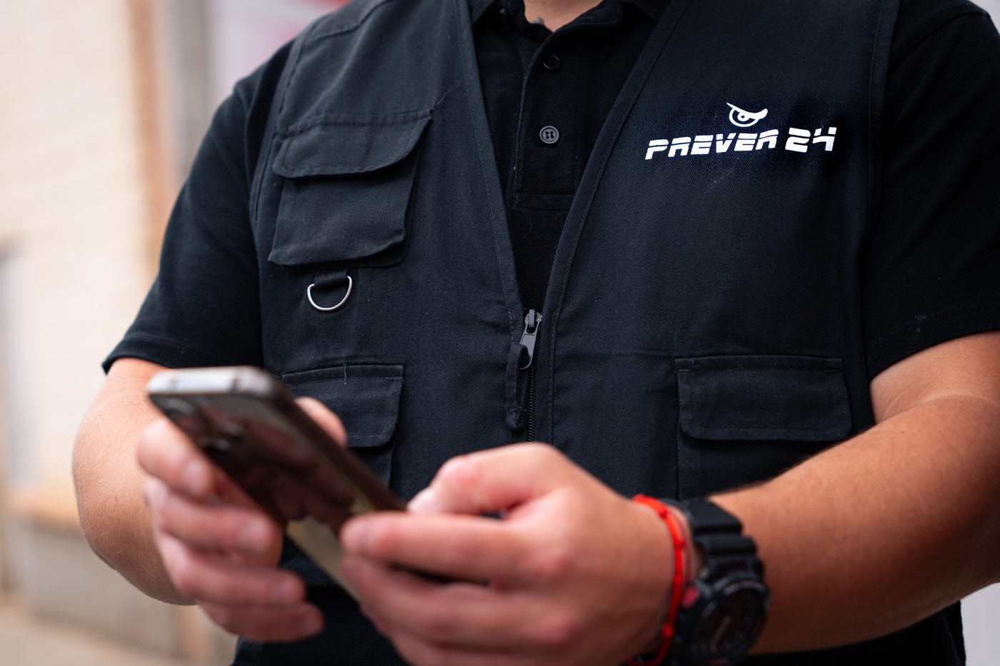 Técnico de Prever24 con el móvil en la mano